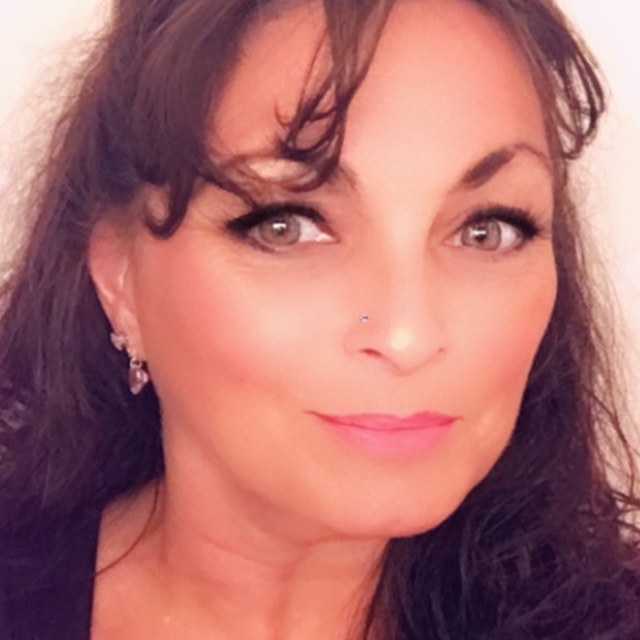 Meet your Posher, Lisa - Picture 2 of 2